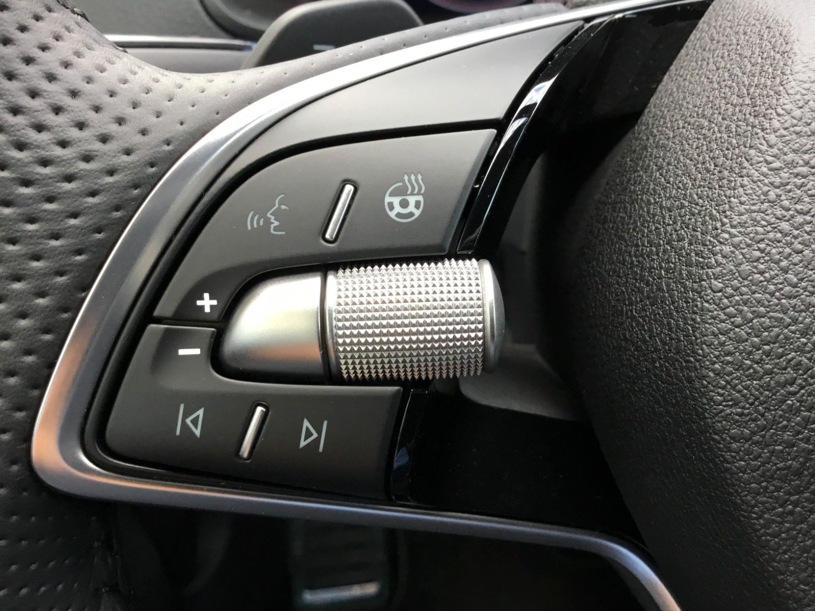 Fahrzeugabbildung SKODA Karoq 2.0l TSI DSG 4x4 Sportline+AHK+Matrix+Pano