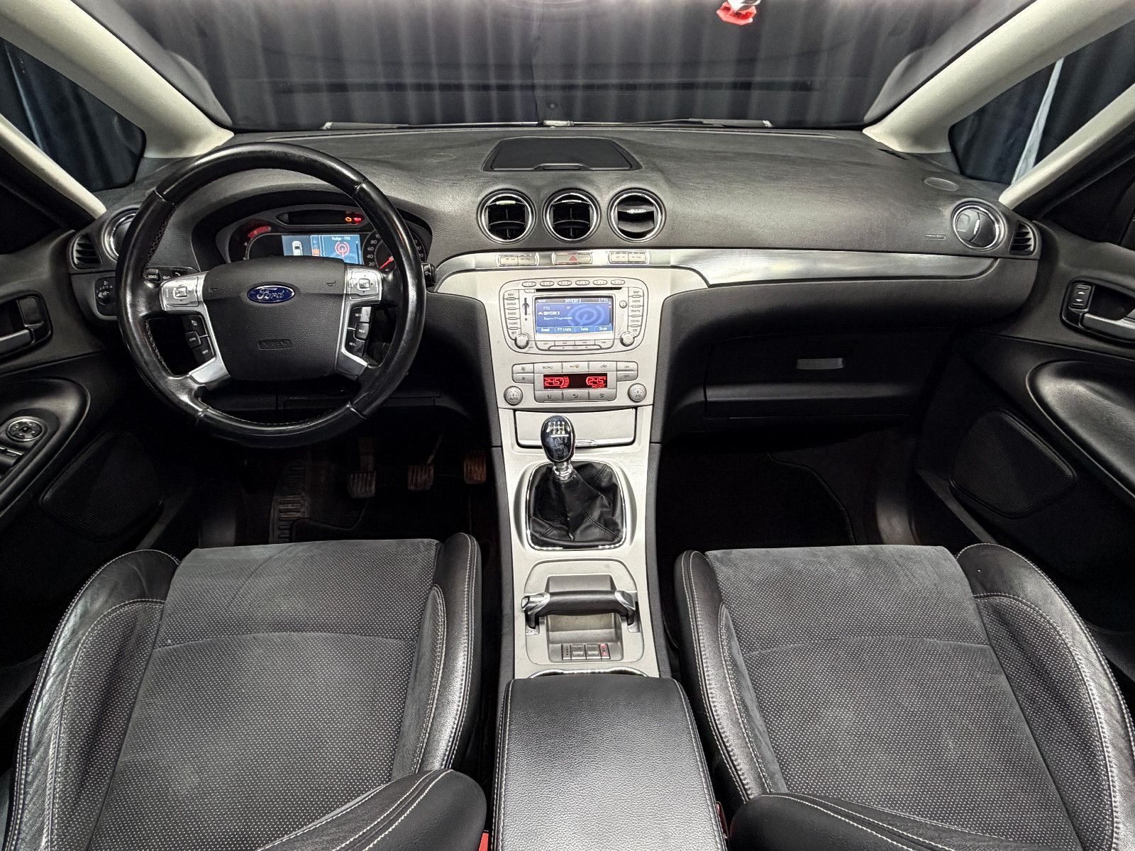 Fahrzeugabbildung Ford S-MAX Titanium|AHK|HU 05/2027