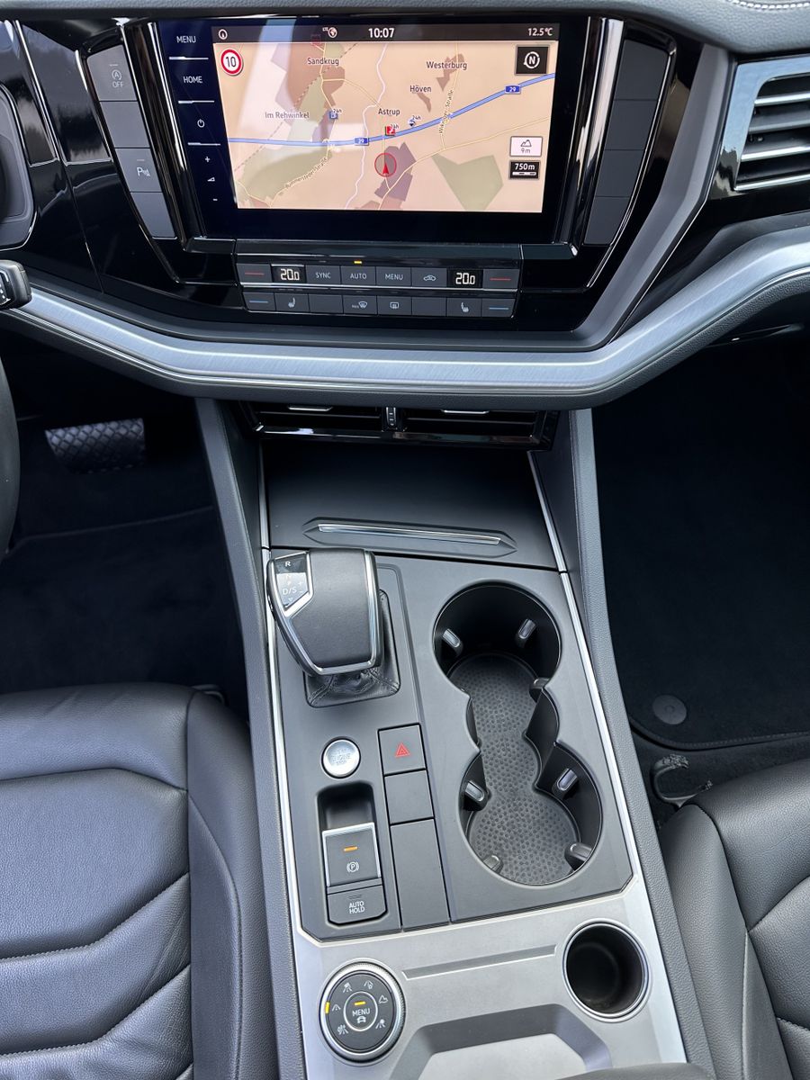 Fahrzeugabbildung Volkswagen Touareg 3.0 TDI Elegance 4Motion NAV+LED+PANO+PP