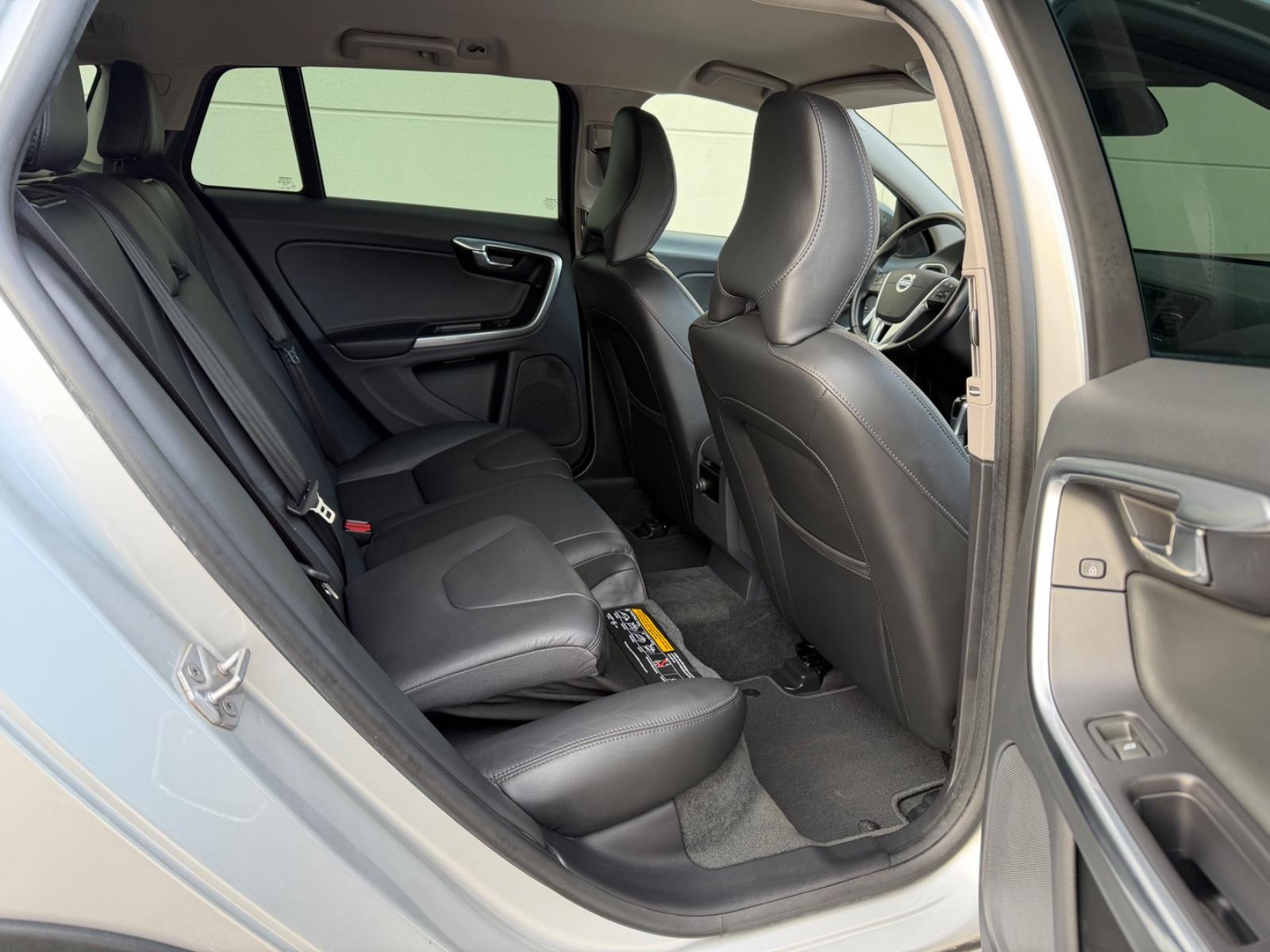 VOLVO V60 CROSS COUNTRY D3 150ch - INTERIEUR CUIR - GPS - SIÈGES CHAUFFANTS -  TOIT PANORAMIQUE