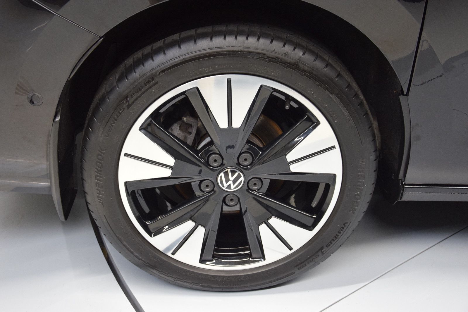 Fahrzeugabbildung Volkswagen T7 Multivan Pano ACC AHK DCC HK HuD 3-Zonen