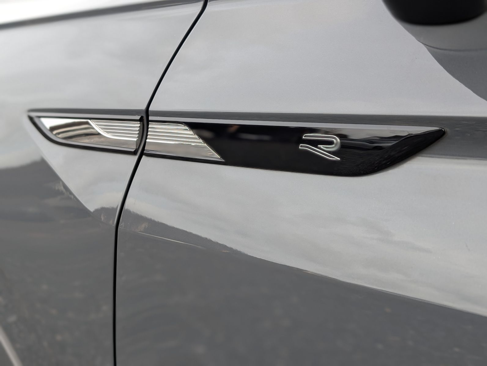 Fahrzeugabbildung Volkswagen Tiguan 2.0TSI R-Line 4M ACC HUD Cam StHz AHK 19"