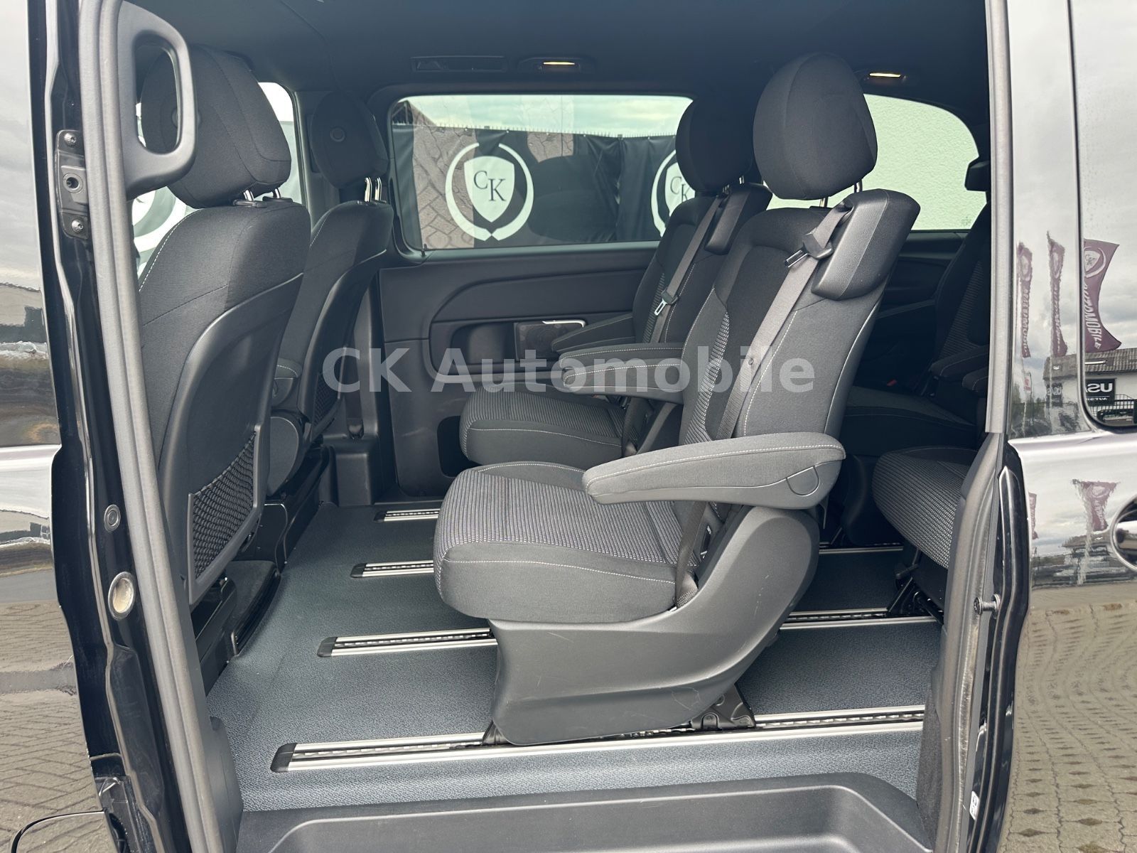 Fahrzeugabbildung Mercedes-Benz V 250d Edition 4MATIC Kompakt AMG-Line / 6 Sitze
