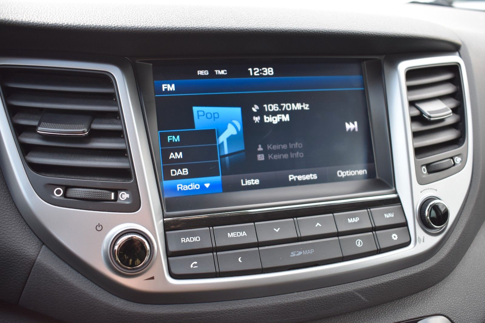 Fahrzeugabbildung Hyundai Tucson Style 2WD Panorama Dach Bluetooth Schaltr