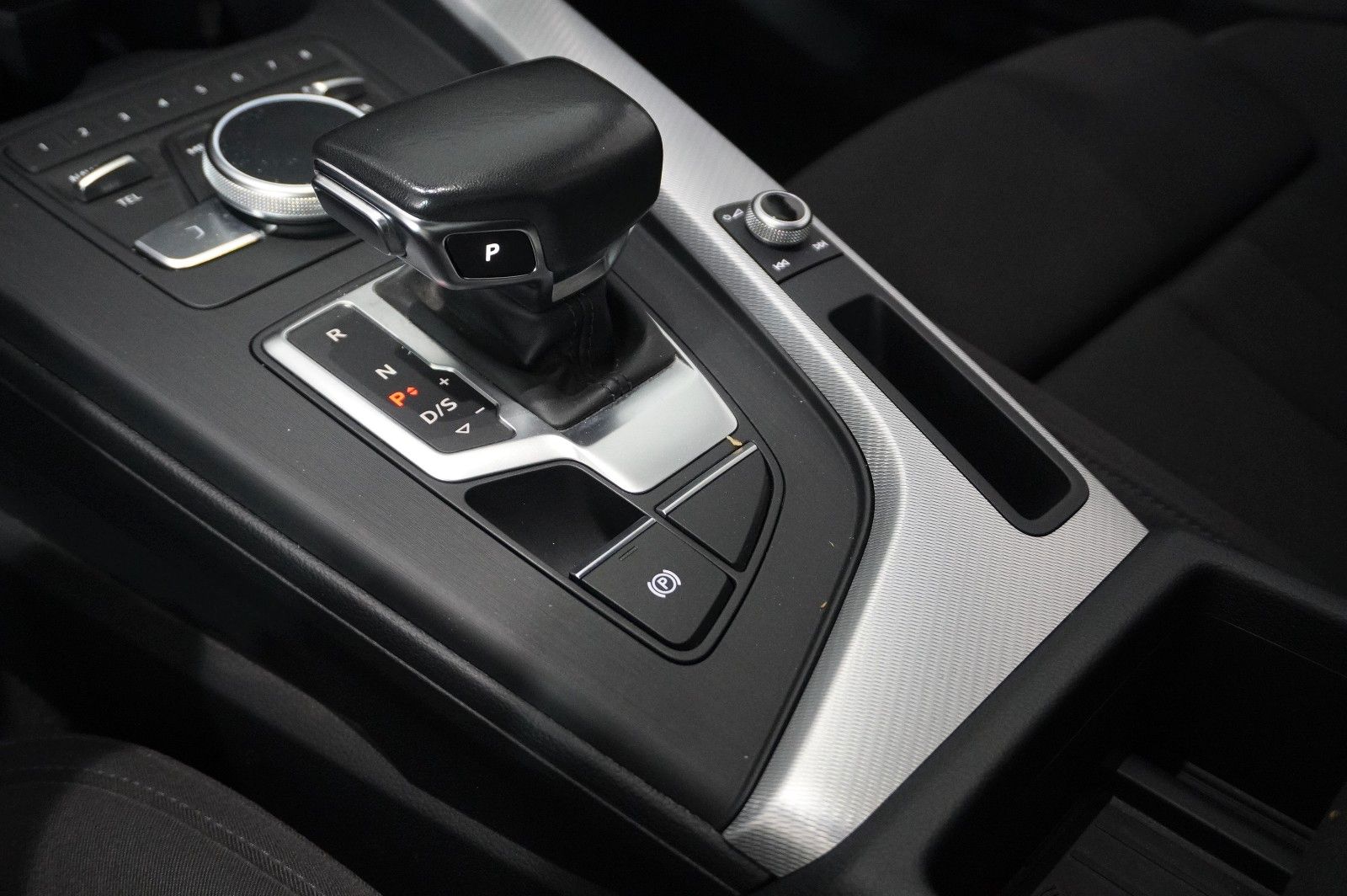 Fahrzeugabbildung Audi A4 Avant 35 TDI S-LINE SPORT NAVI/LED/KAMERA/DAB