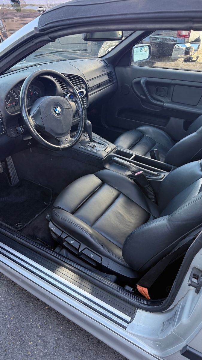 Fahrzeugabbildung BMW 320i Cabrio Sport Edition