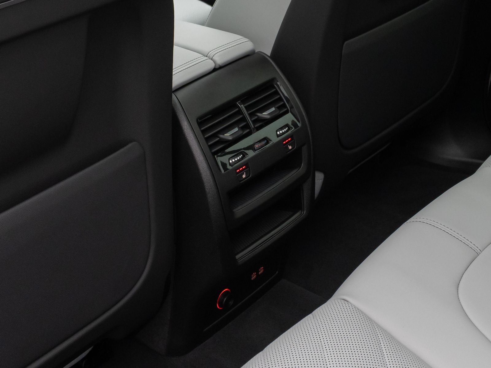 Fahrzeugabbildung BMW X5 xD50e M Sport Panorama 360°HUD DAB H/K SoftCL