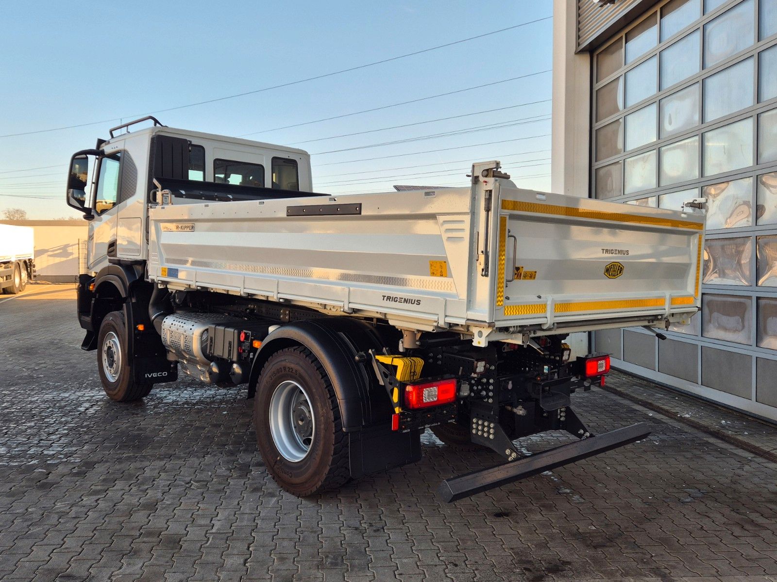 Fahrzeugabbildung Iveco AT190T36W/P 4x4 Allrad, Meiller-Dreiseitenkipper