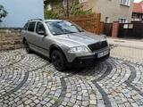 Skoda Octavia Combi 2.0 TDI PD DPF 4x4 Scout Scout - Skoda Octavia aus 2008: Scout