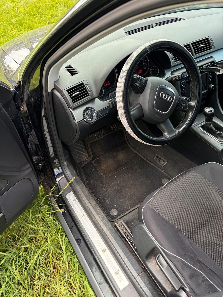 Audi A4 2006 — салон