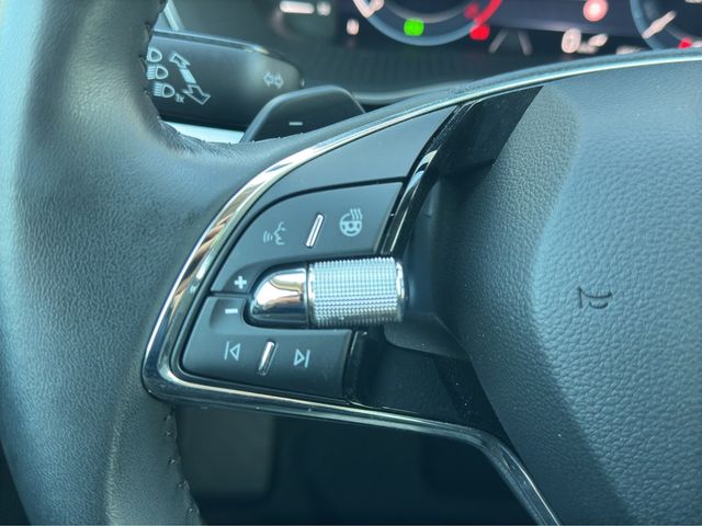 Octavia Combi 2.0 TDI DPF Tour DSG NAVI ACC LED
