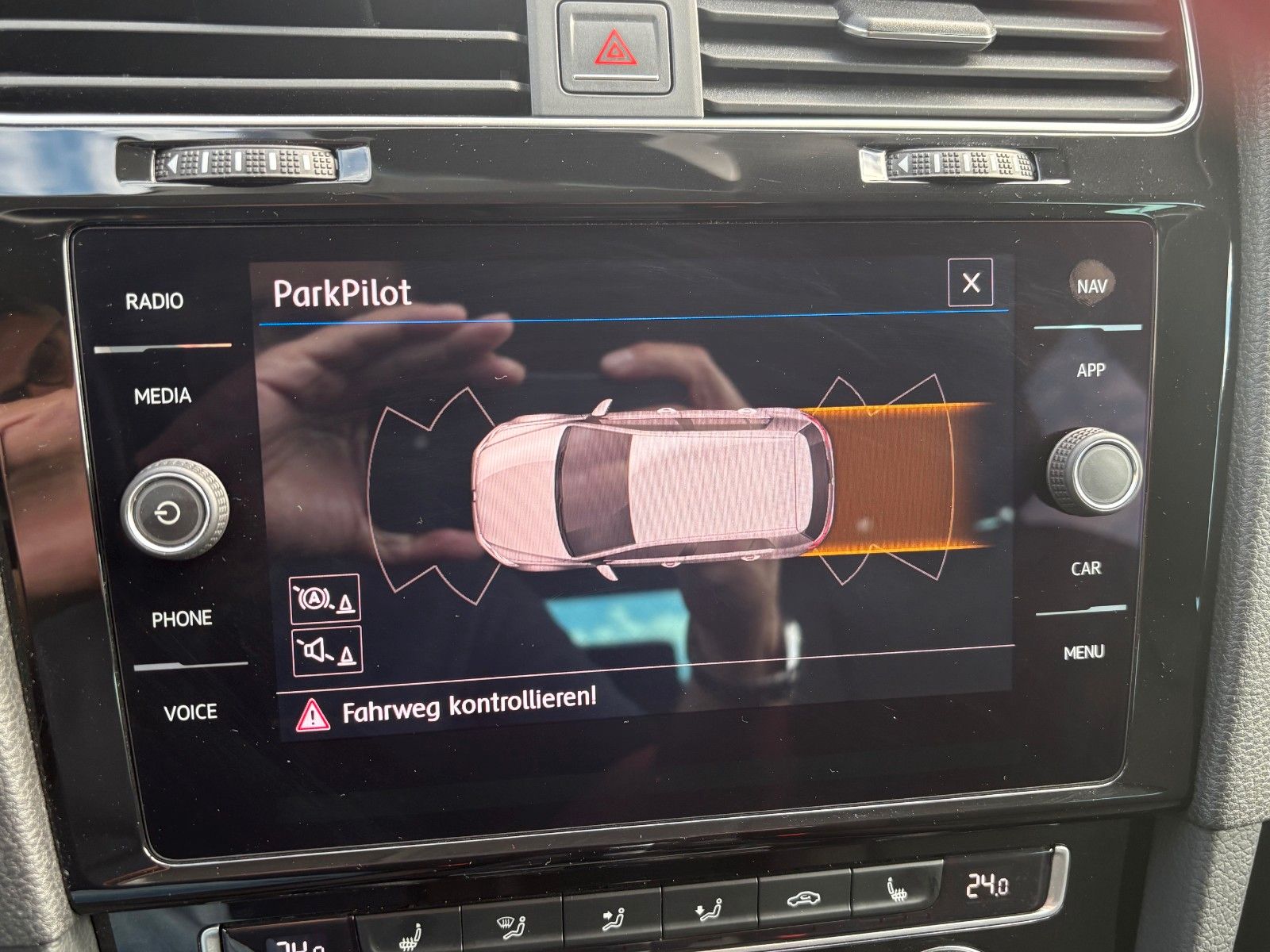 Fahrzeugabbildung Volkswagen Golf VII 1.5 TSI ACT DSG Sound Navi R-LINE ACC