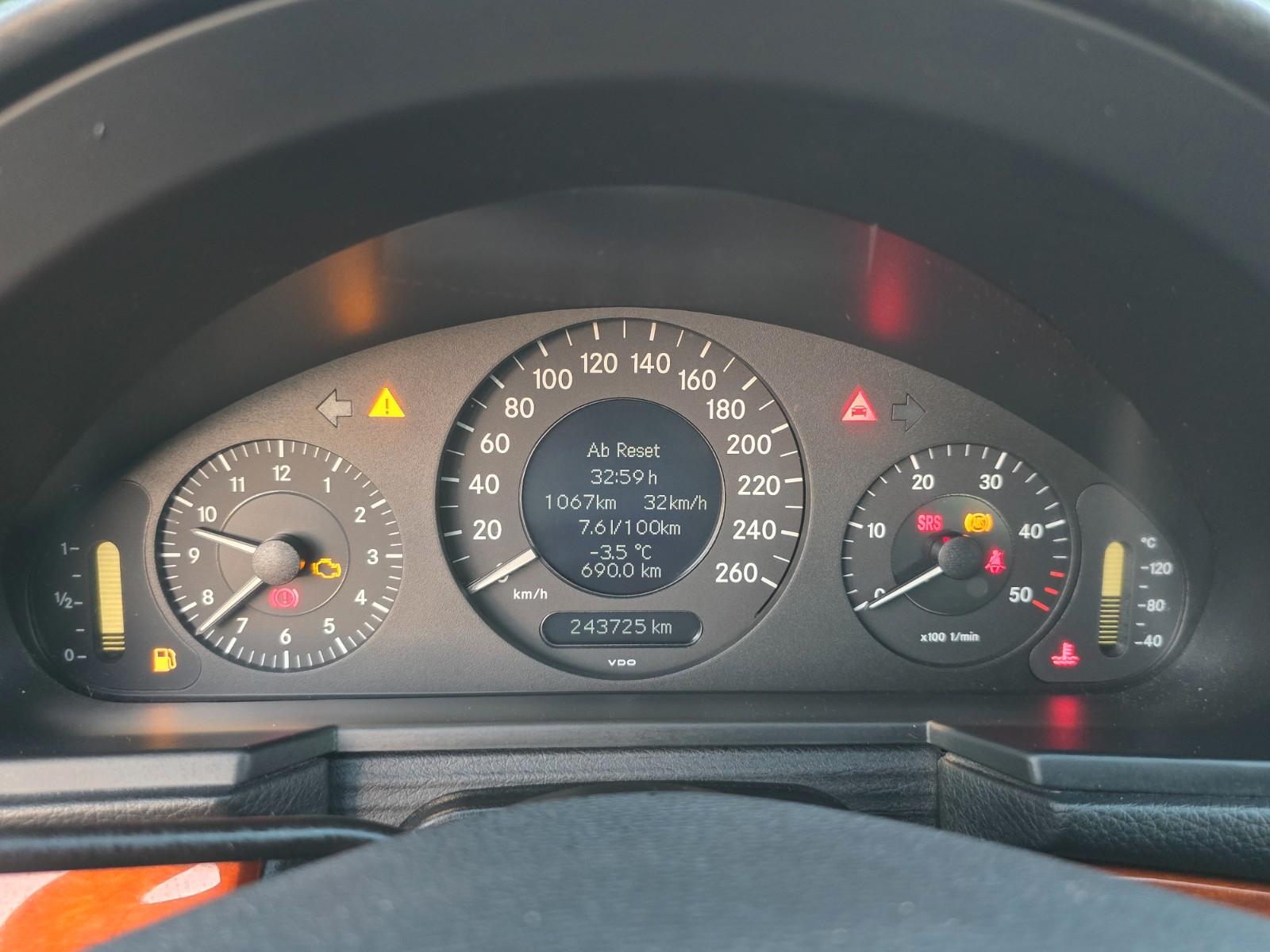 Mercedes-Benz E200 2009 — photo 18