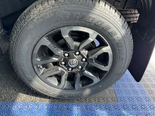 Toyota Hilux Double Cab Invincible 4×4 *SOFORT*