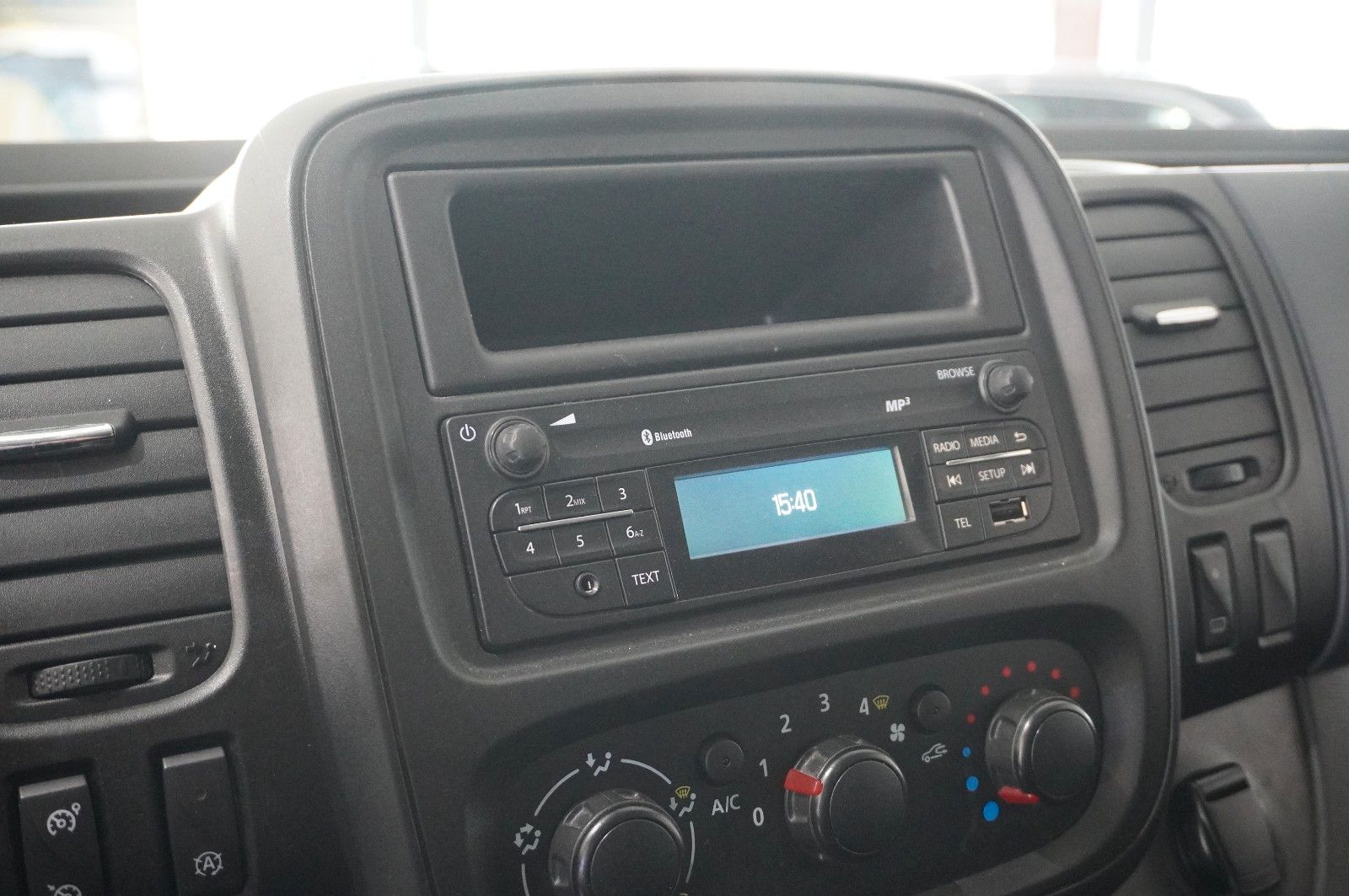 Fahrzeugabbildung Opel Vivaro B 1.6D KOMBI 8-SITZE L1H1 KLIMA/PDC/TEMP.