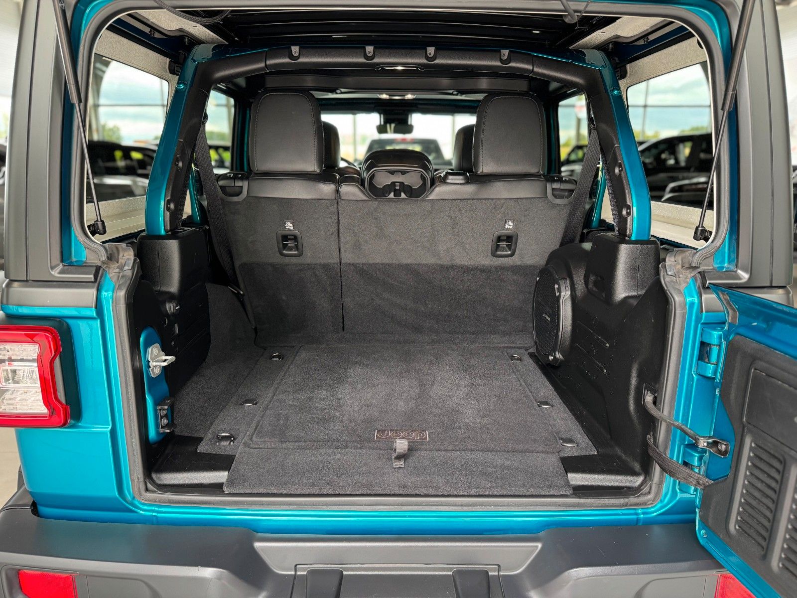 Fahrzeugabbildung Jeep Wrangler 2.2 CRDi Sahara Overland "SkyOne AHK"