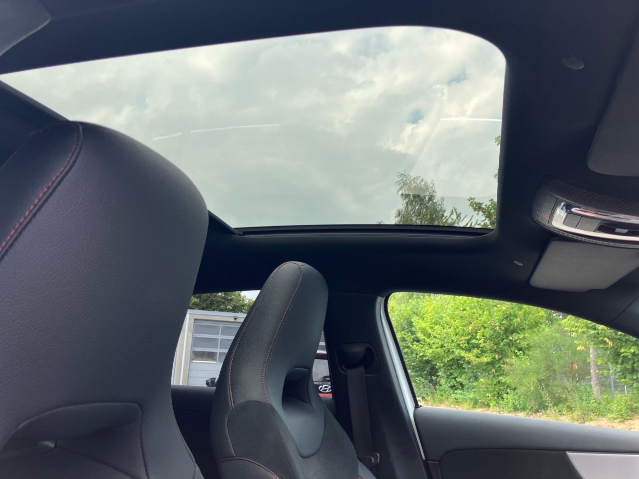 Fahrzeugabbildung Mercedes-Benz A 200 AMG+AHK+PANO+MULTIB+360°+DISTR+KEYL+CARPL