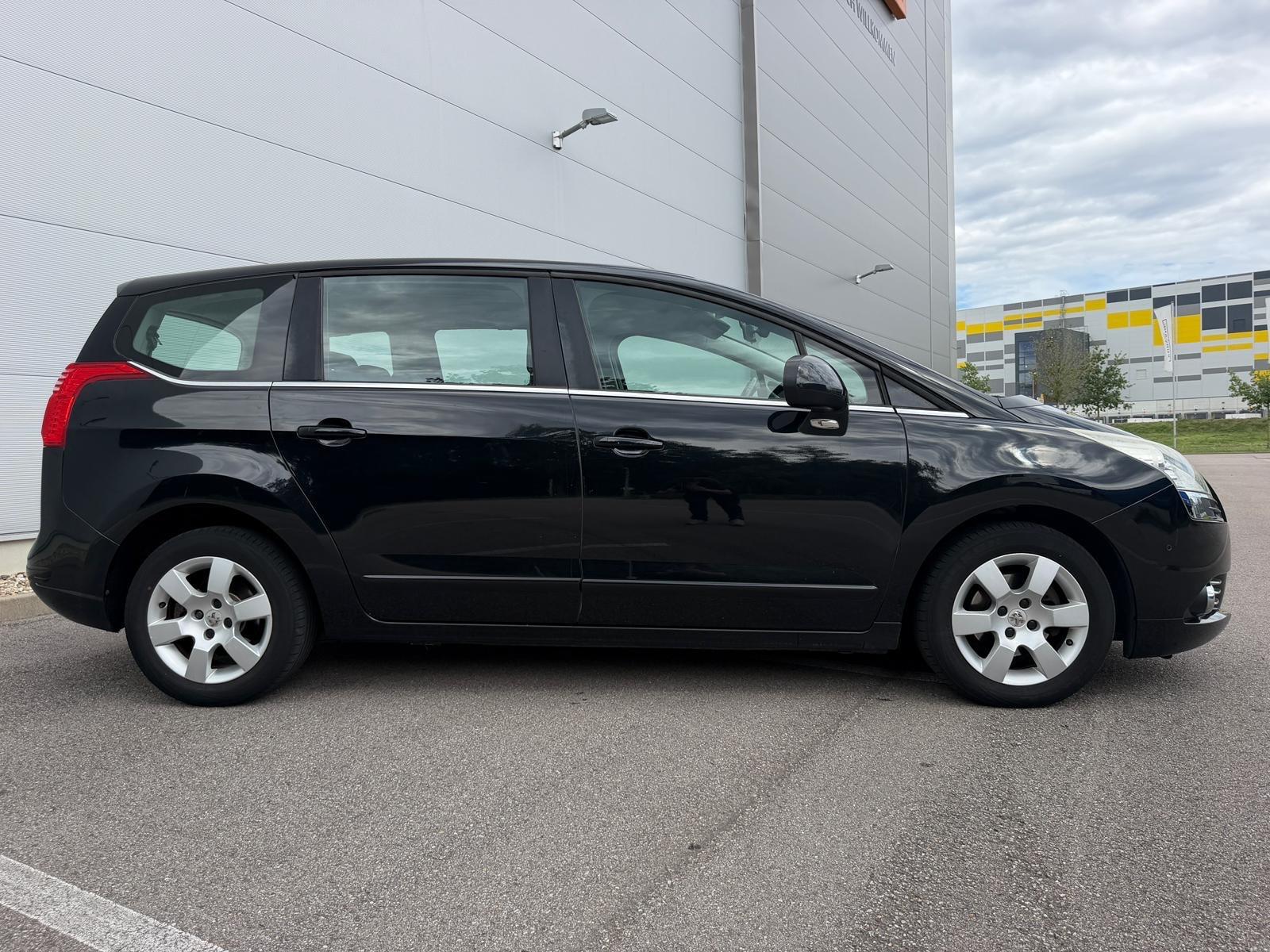 Peugeot 5008 2012 — rear view