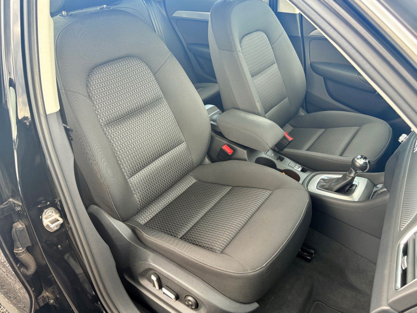 Fahrzeugabbildung Audi Q3 design quattro 2.0 TDI S-tronic Navi LED SHZ