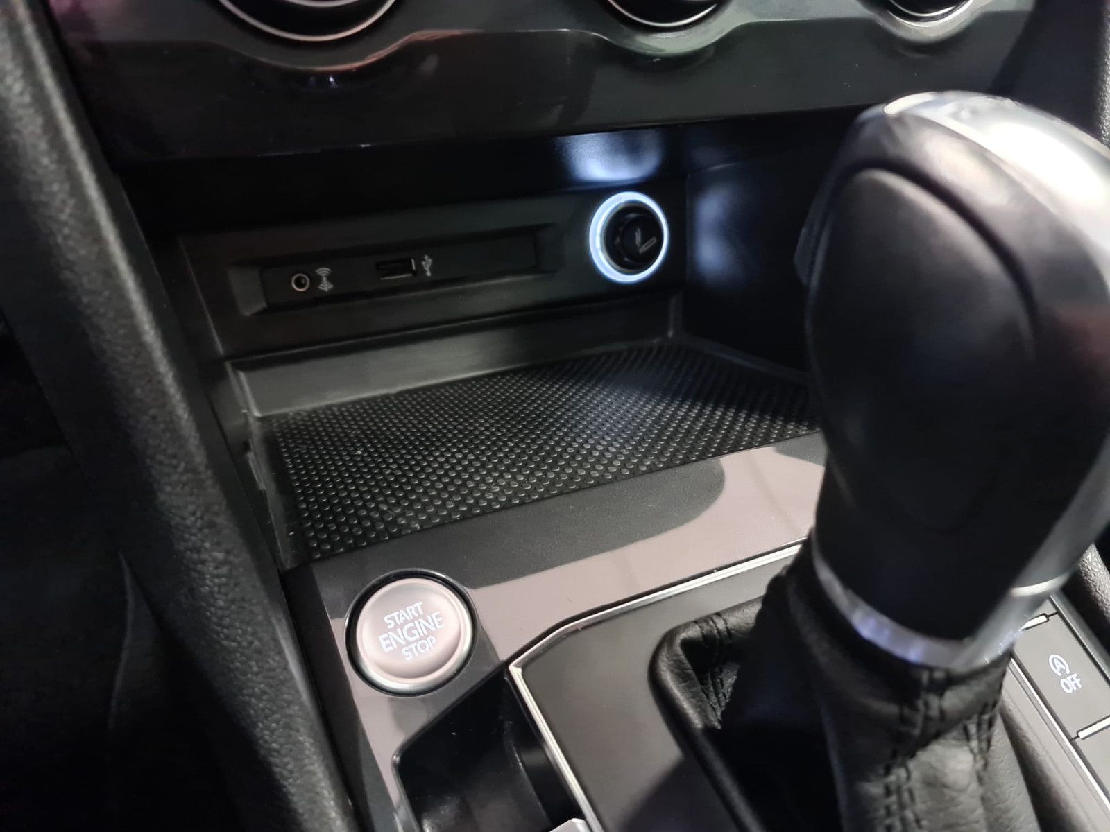 Fahrzeugabbildung Volkswagen Tiguan Comfortline / 1. Hand / AHK / GARANTIE