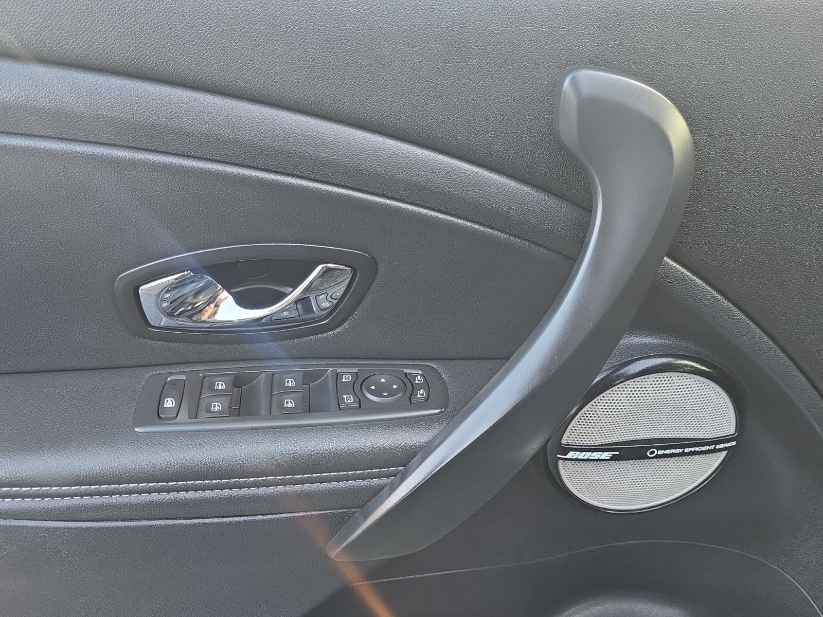 Fahrzeugabbildung Renault Megane III Lim. 5-trg. BOSE Edition TÜV SERVICE