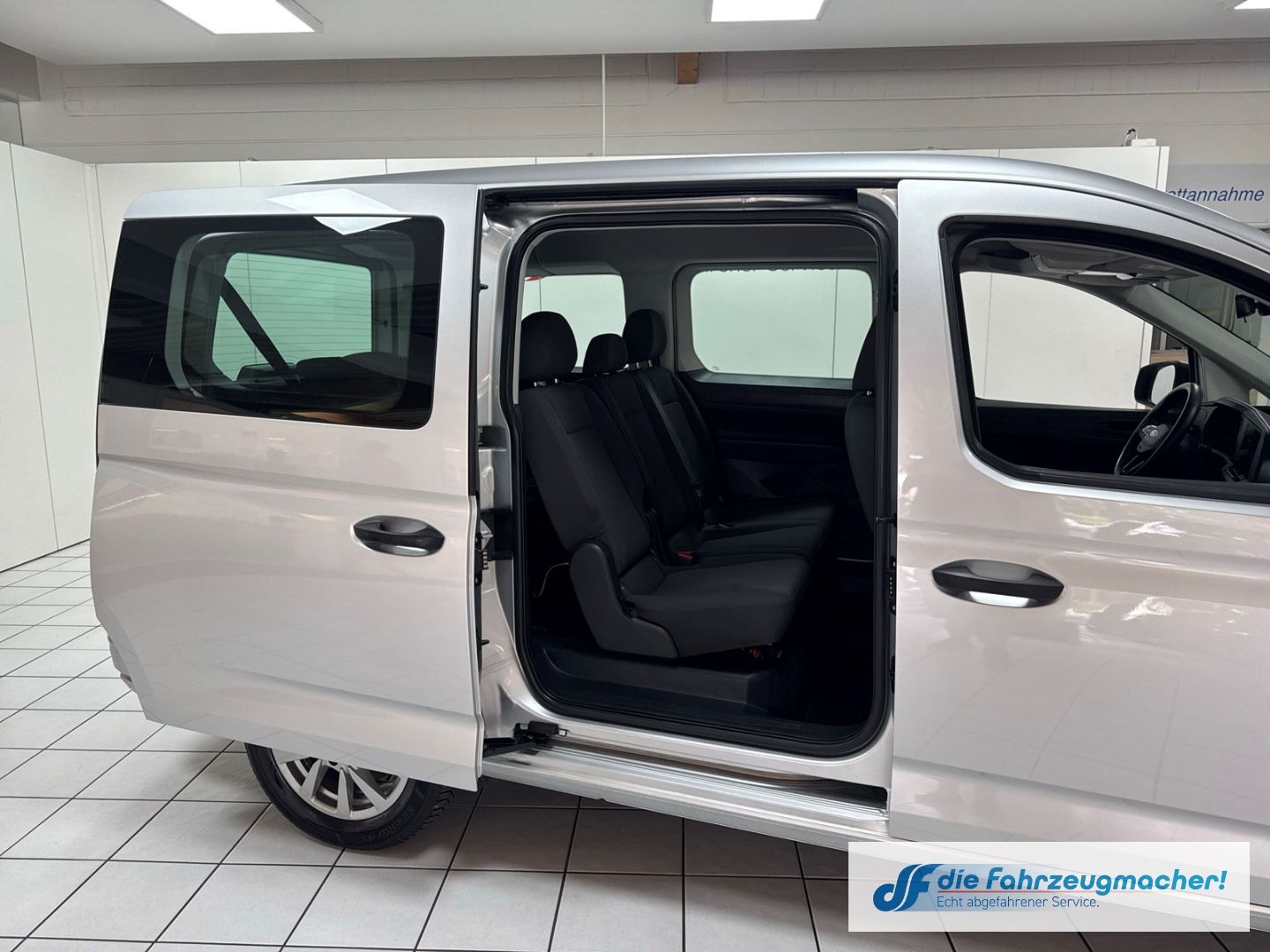 Fahrzeugabbildung Ford Grand Tourneo Connect Trend 7-Sitzer Apple CarPl