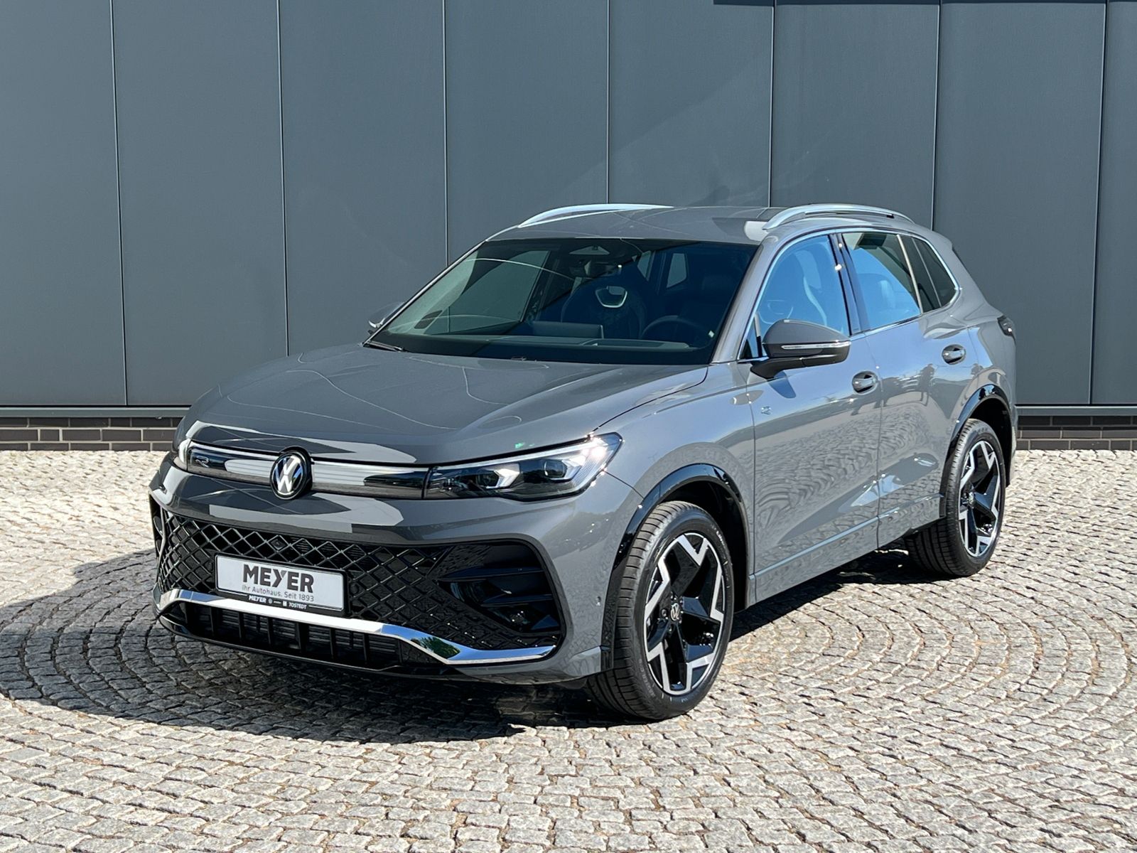 Fahrzeugabbildung Volkswagen Tiguan R-Line 1.5 eTSI DSG *AHK, IQ.Light, ACC,
