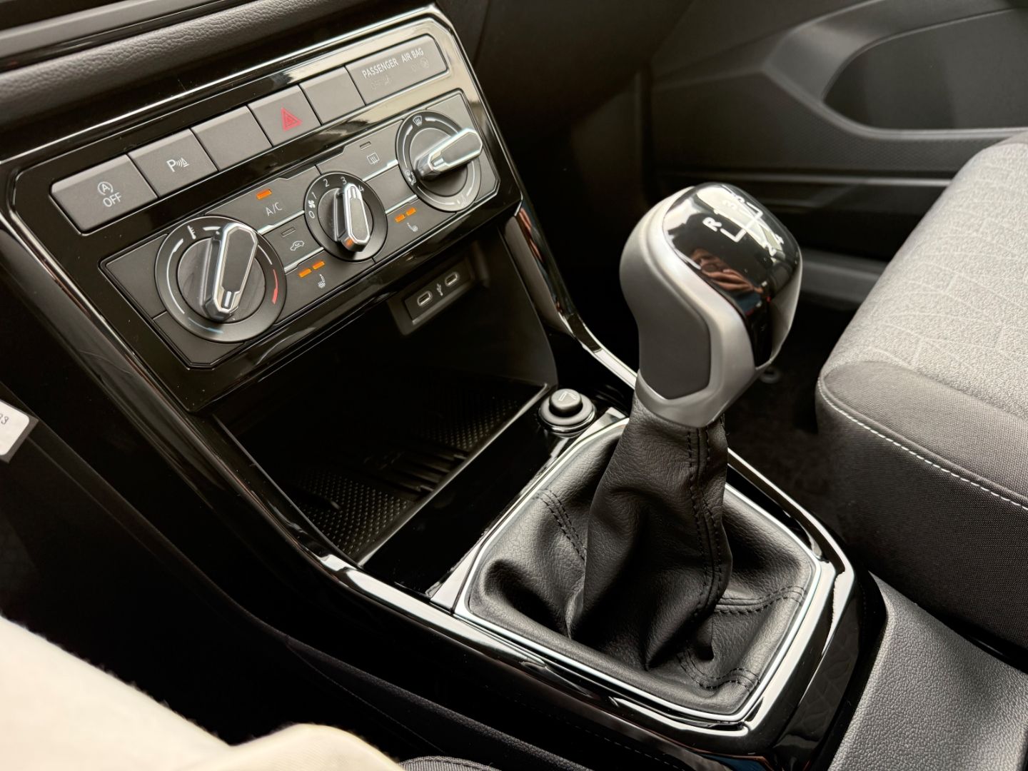 Fahrzeugabbildung Volkswagen T-Cross 1.0 TSI 70 kW Life Digitales Cockpit LED