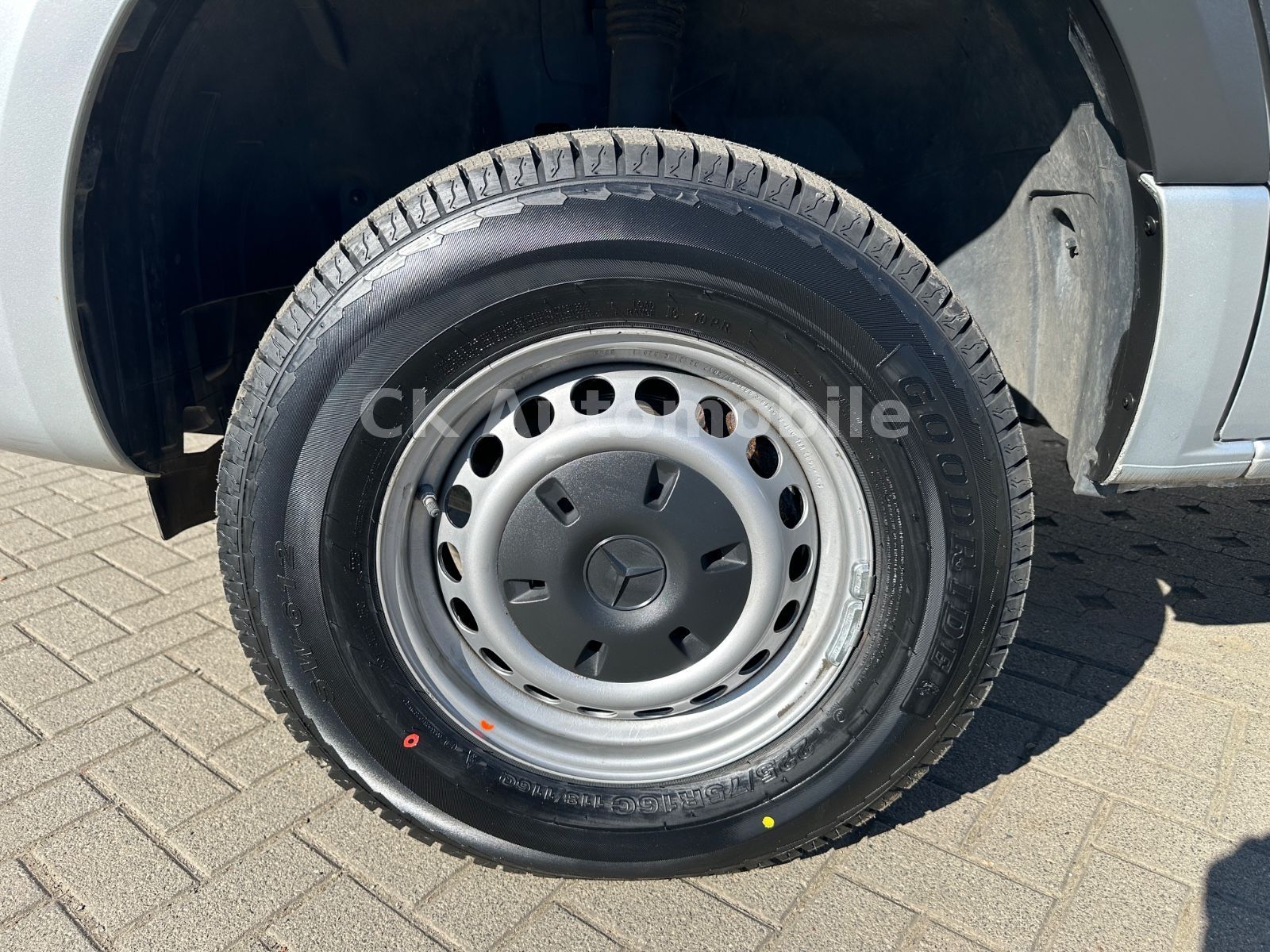 Fahrzeugabbildung Mercedes-Benz Sprinter 319 Kombi 4x4/8 Sitze/Klima/Navi/Kamera