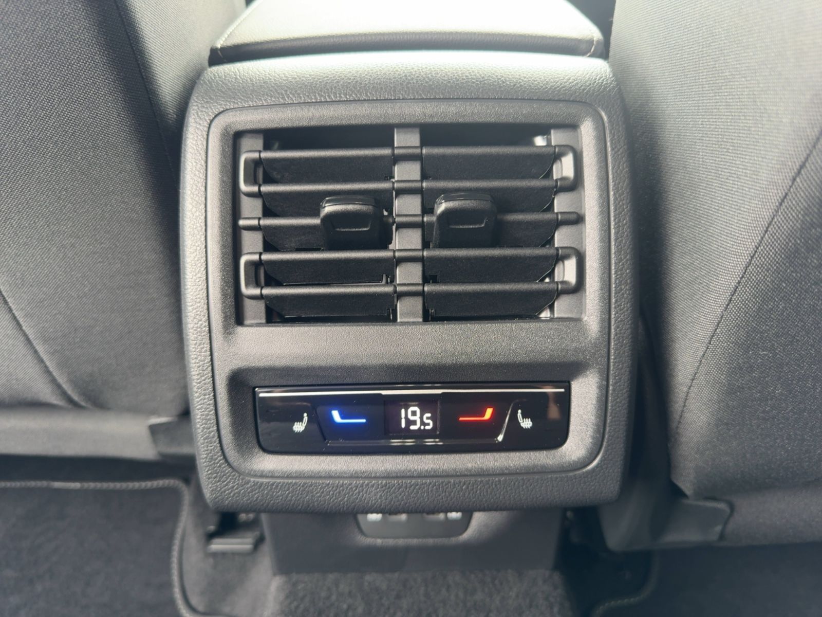 Fahrzeugabbildung Volkswagen Golf VIII 2.0 TDI Life Alu LED Standhz. Navi Kam