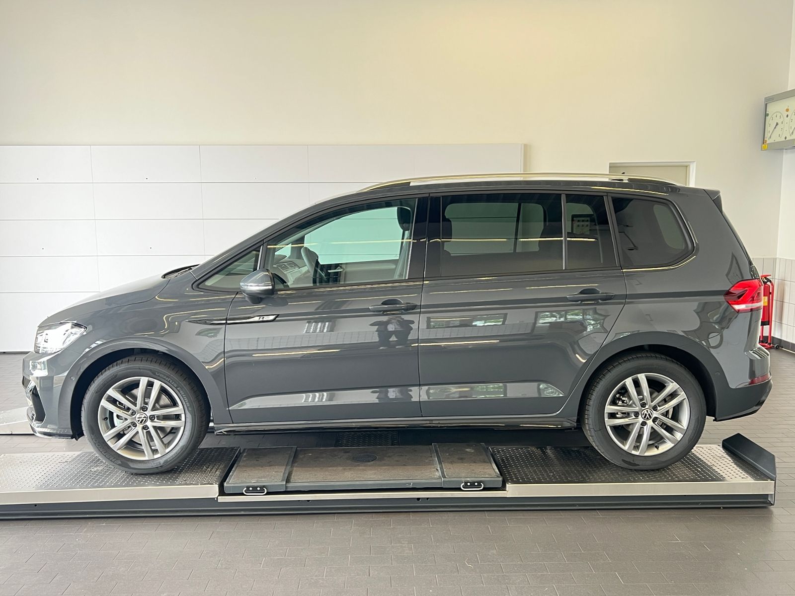 Fahrzeugabbildung Volkswagen Touran Comfortline 1.5 TSI DSG *LED, AHK, 7-Sitz