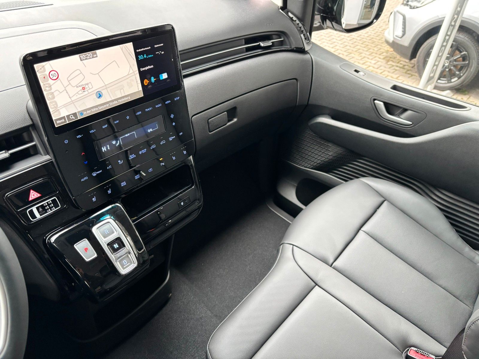 Fahrzeugabbildung Hyundai Staria HEV Trend 225PS Park-/Shuttle-Parket !