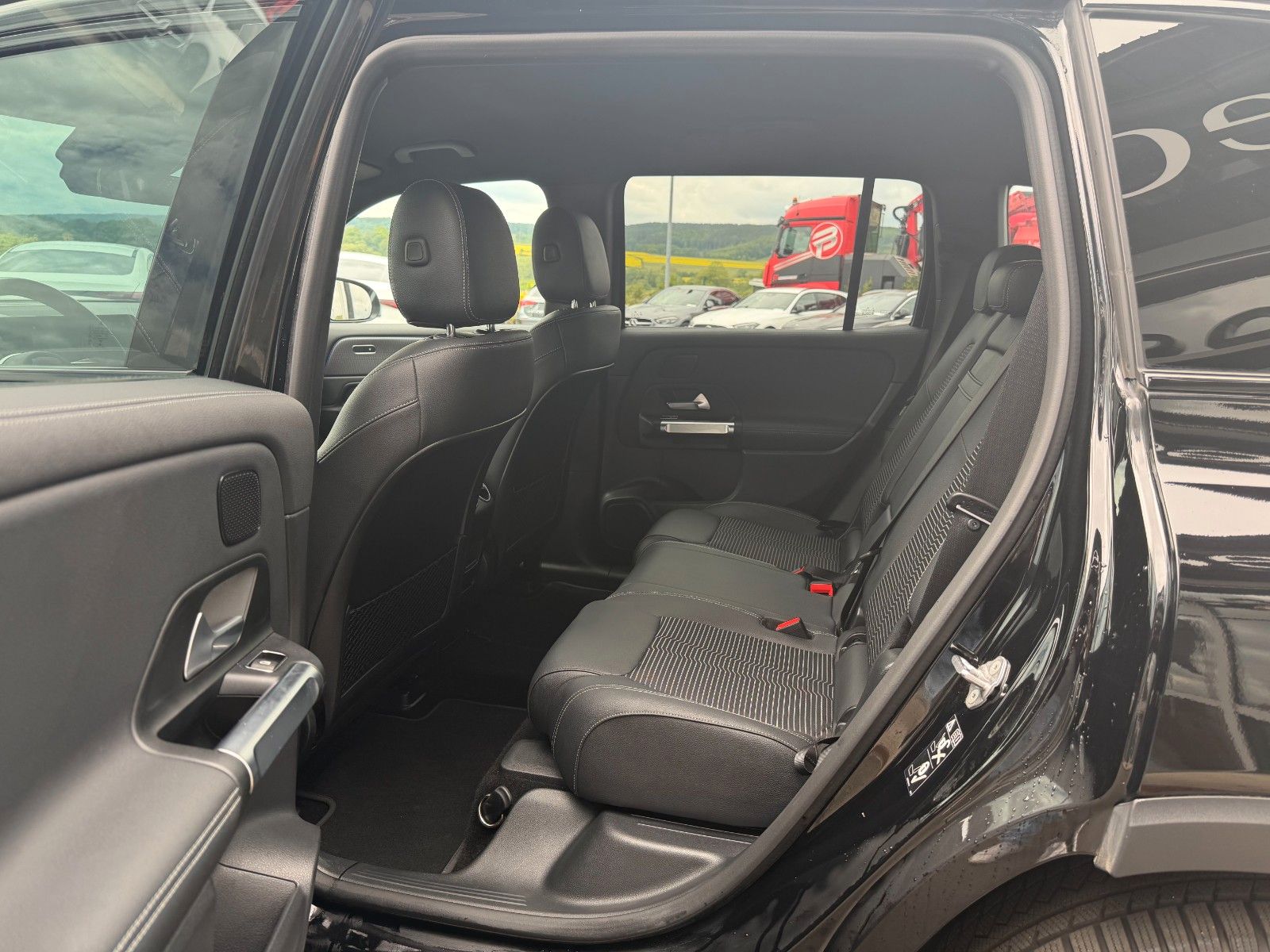 Fahrzeugabbildung Mercedes-Benz EQB 350 4M Progressive+Distr+Ambiente+RFK+MBUX