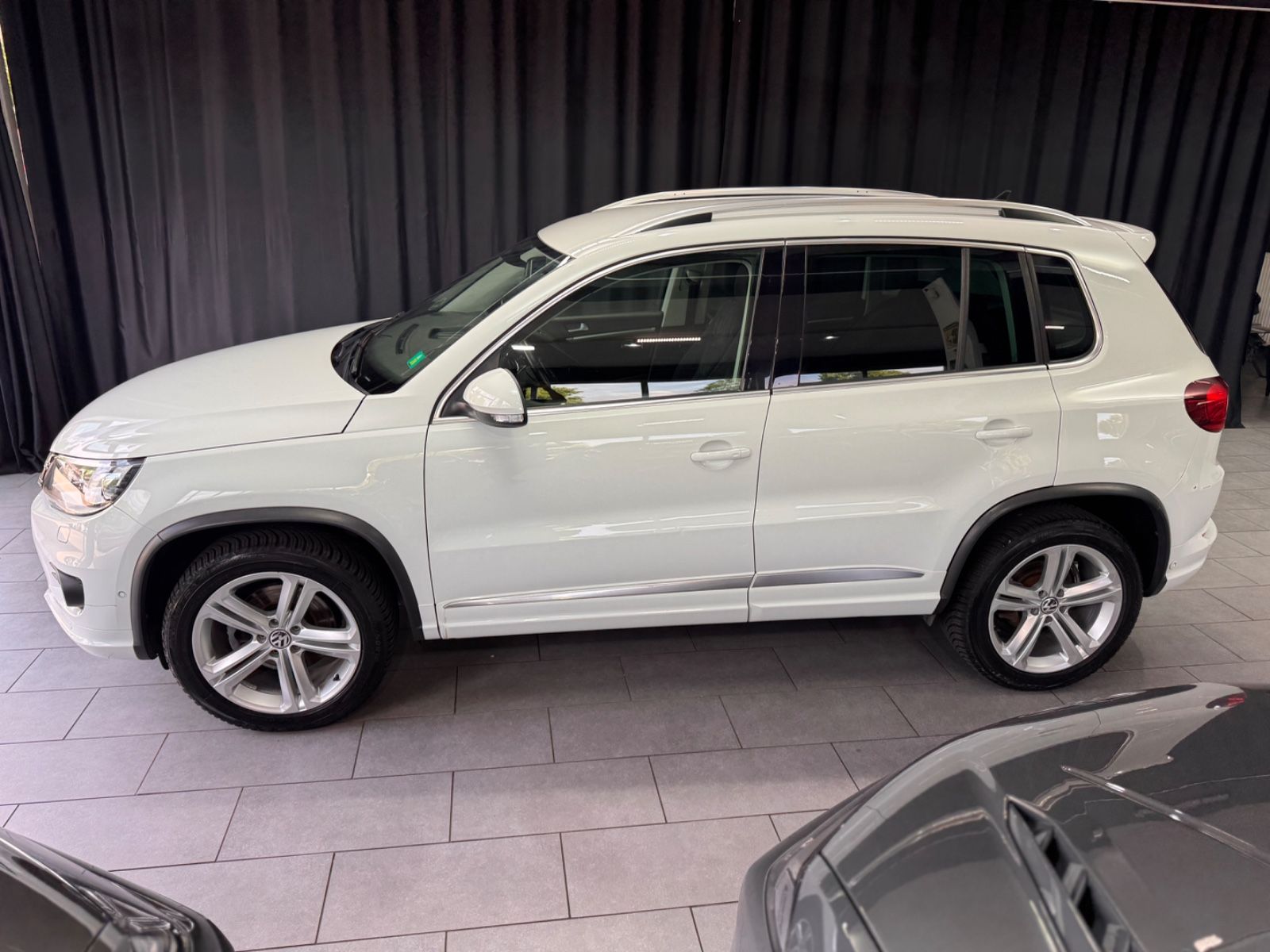Fahrzeugabbildung Volkswagen Tiguan Sport & Style BMT 4Motion|R-LINE|DSG|NAVI