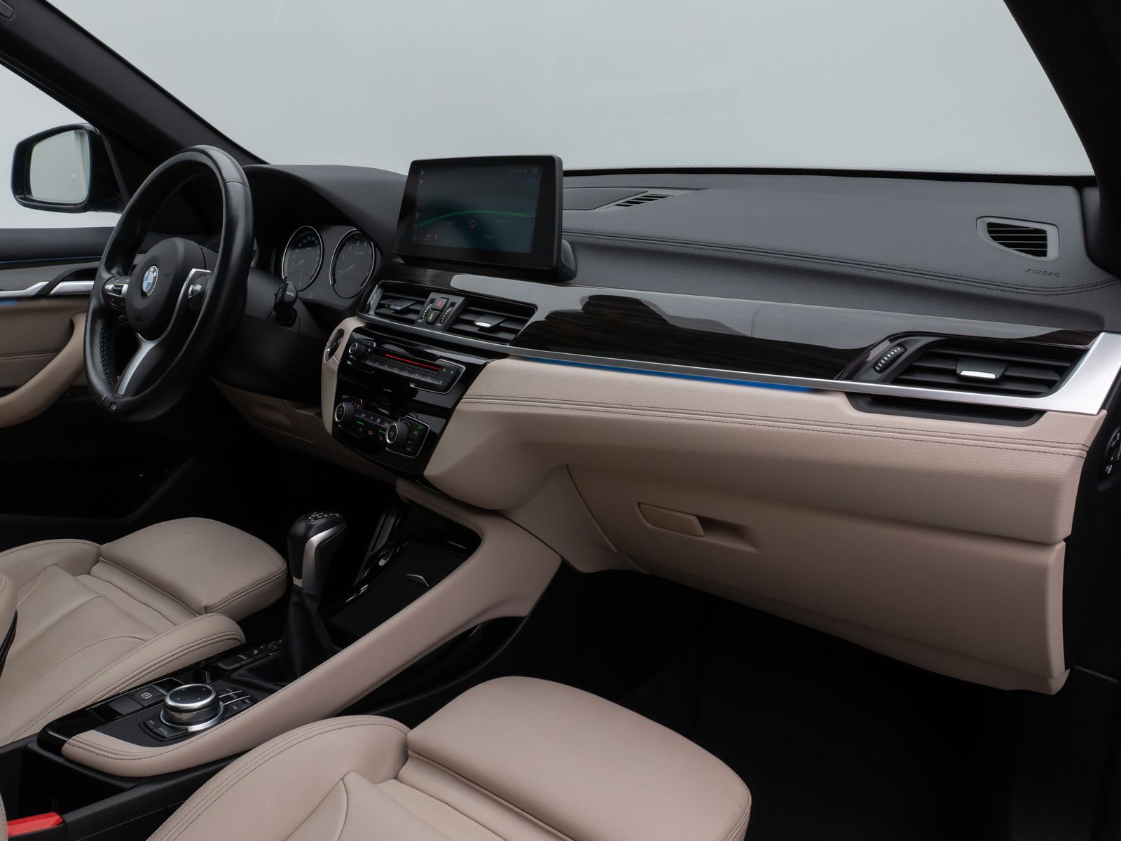 Fahrzeugabbildung BMW X1 xD25e MSport Panorama Kamera HUD DAB HiFi AHK