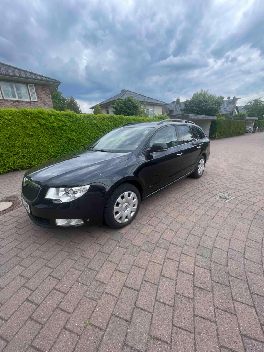 Skoda Superb 2011 — interior