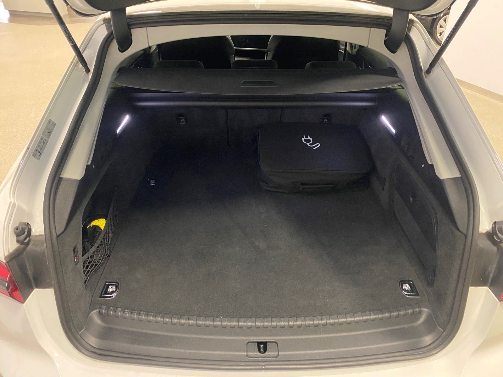 Fahrzeugabbildung Audi A6 Avant 55 TFSI e quattro sport+S-Line+MATRIX++