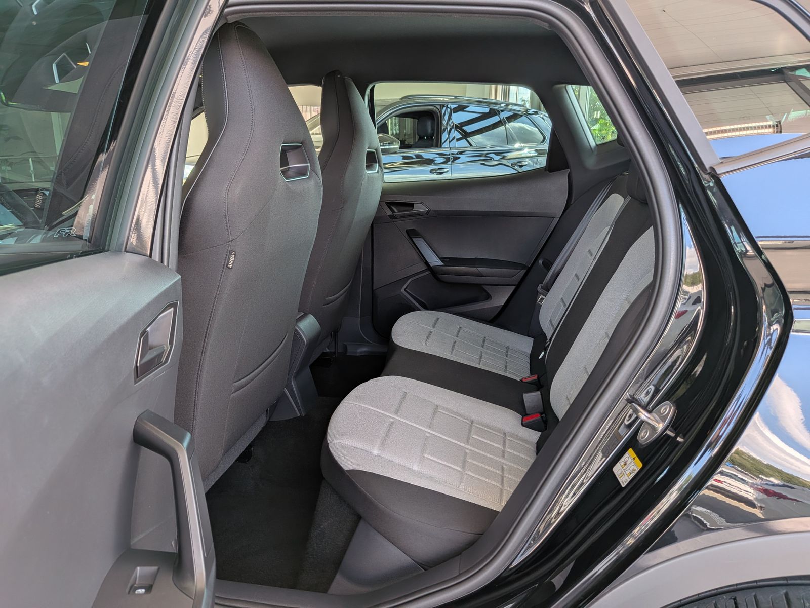 Fahrzeugabbildung SEAT Arona 1.5 TSI FR Black Editio ACC KAMERA LED 18"