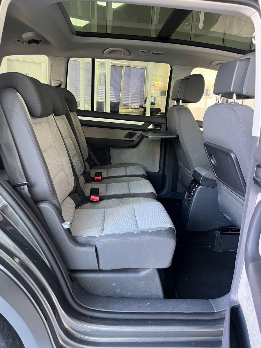 Fahrzeugabbildung Volkswagen Touran 1.4TSI CrossTouran * 7.Sitzer*PANO*KAMERA