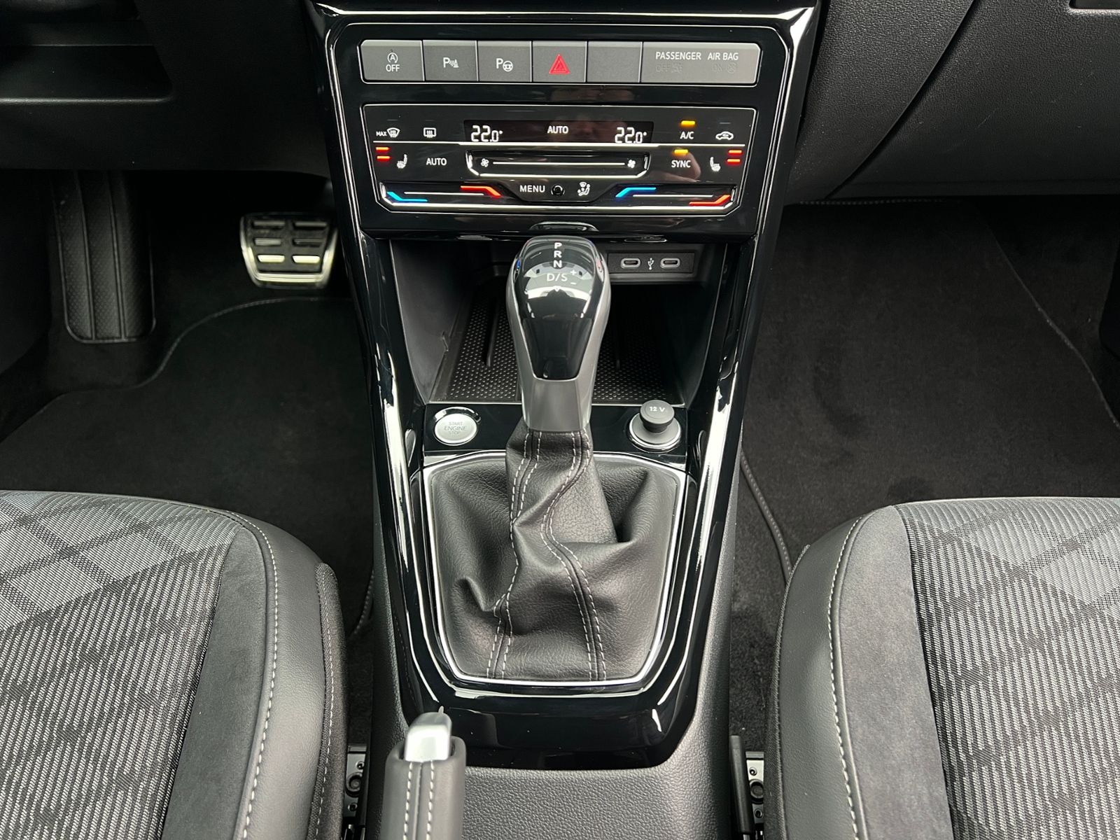 Fahrzeugabbildung Volkswagen T-Cross R-Line 1.5 TSI DSG *AHK, IQ.LIGHT, ACC,