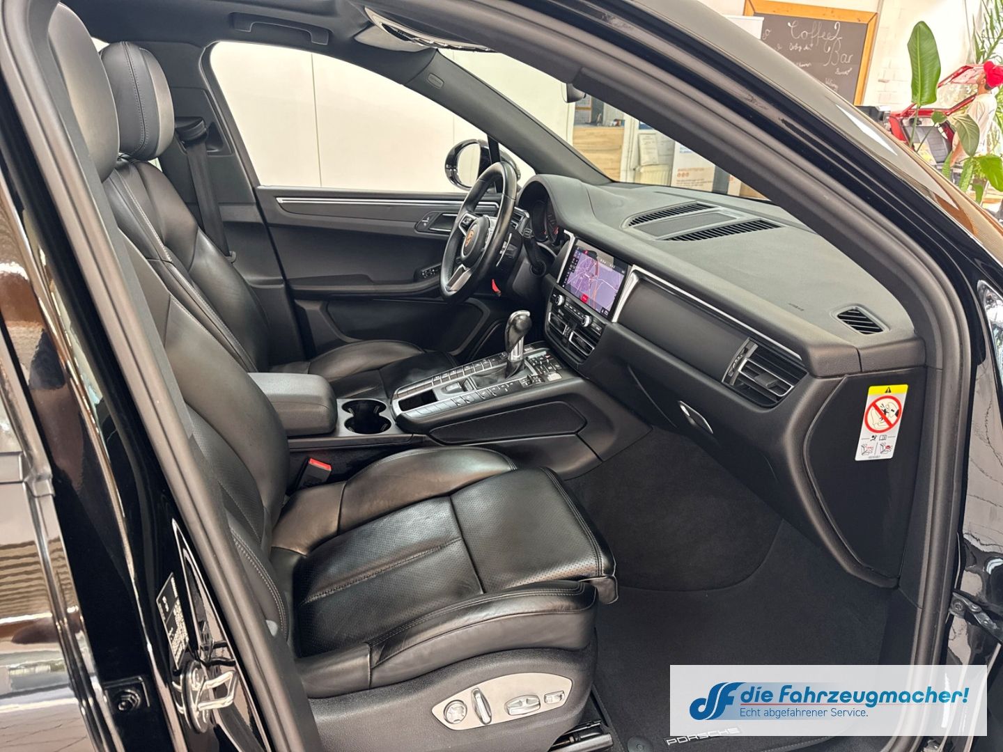 Fahrzeugabbildung Porsche Macan DE-Auto Pano Navi Memory S Soundsy LED Dyn