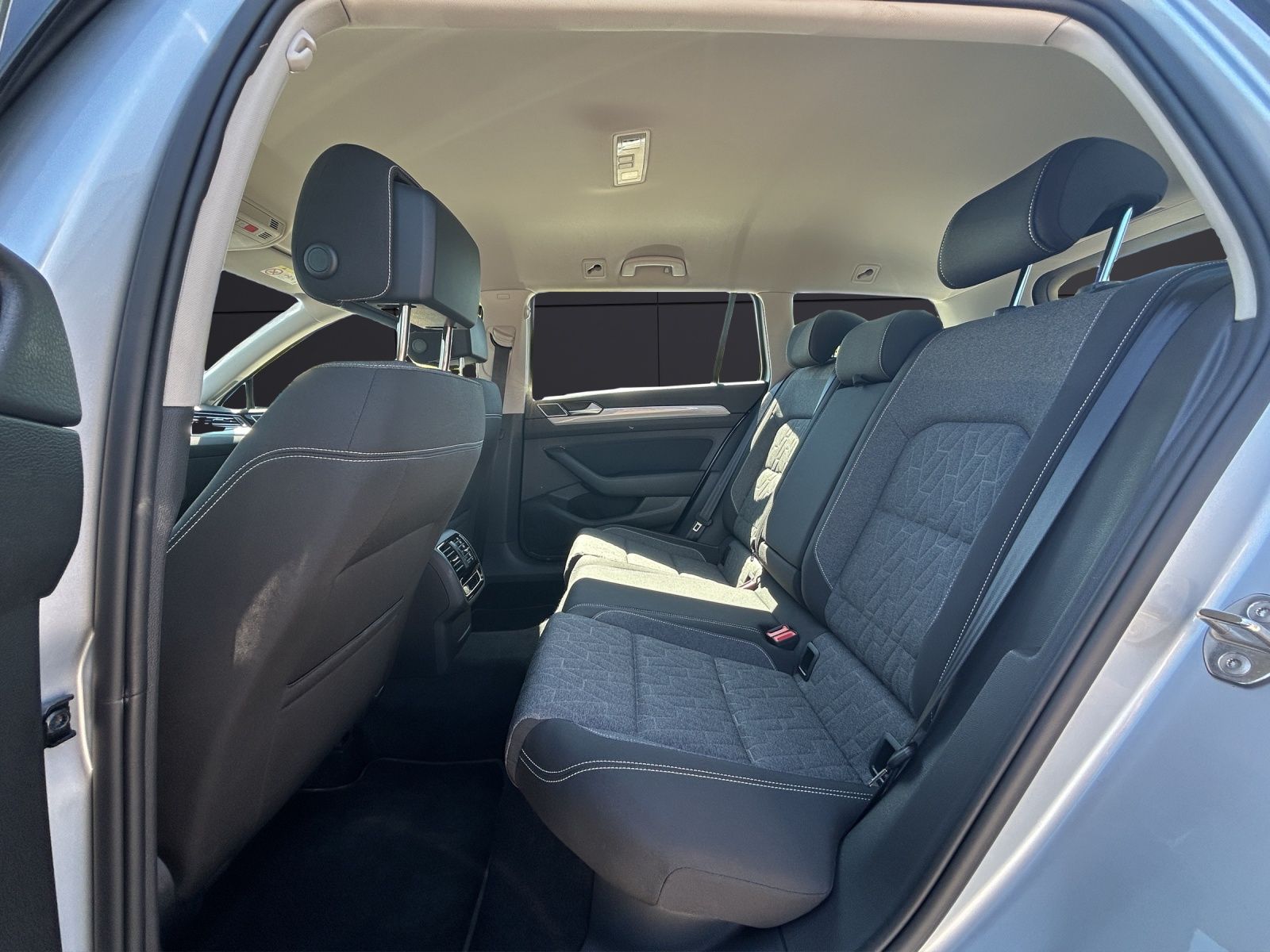 Fahrzeugabbildung Volkswagen Passat Variant TDI Business DSG LED Navi ACC AHK