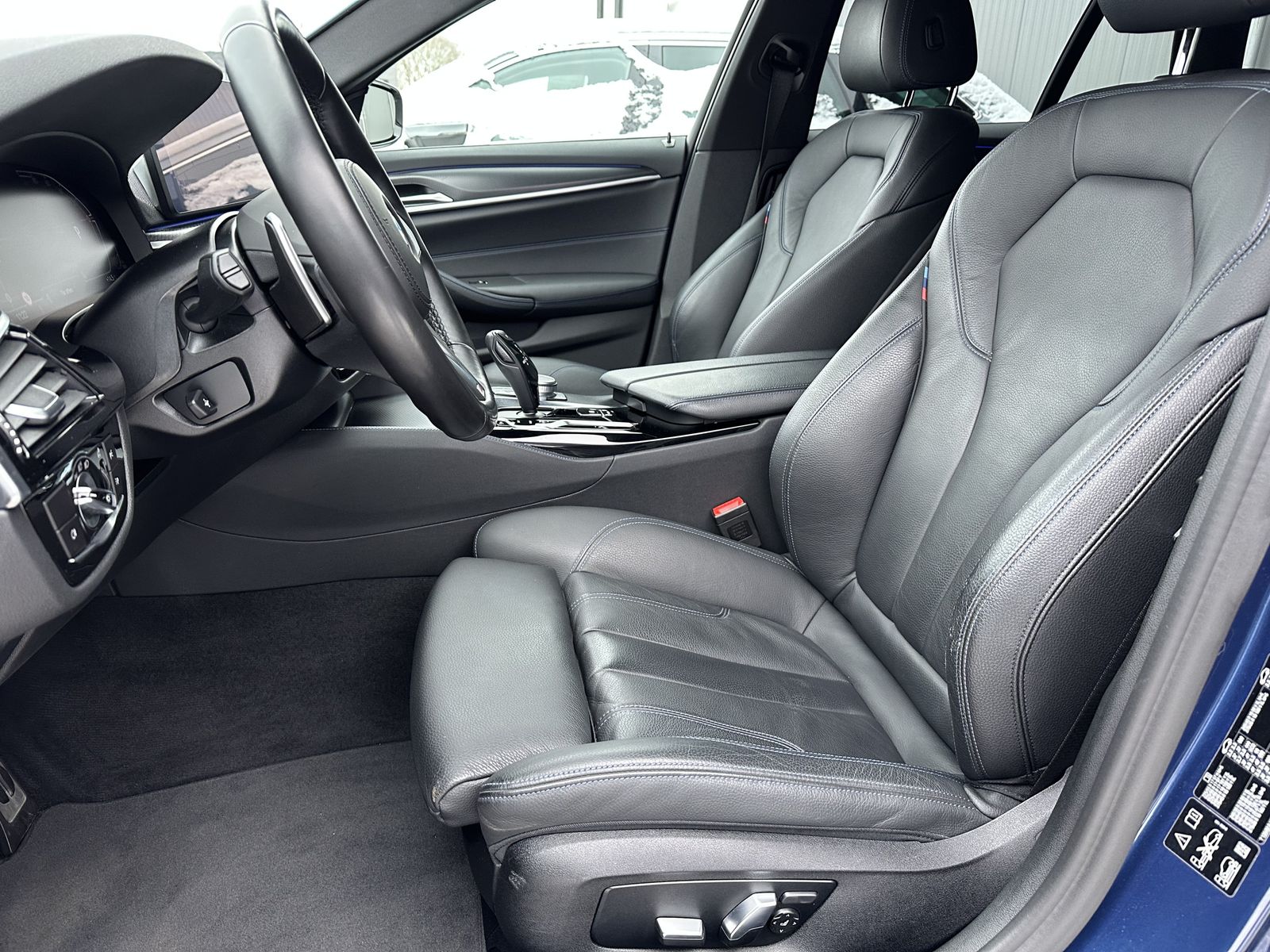 Fahrzeugabbildung BMW 520d Touring xDrive M-Sport NAV+LASER+AHK+HEADUP