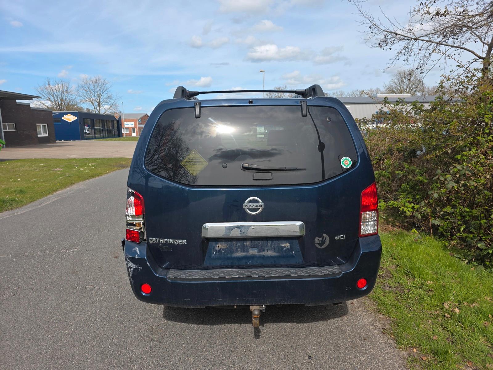 Nissan Pathfinder 2005 — rear view