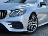 Mercedes-Benz E 220 d Autom. AMG Line  20 Zoll - Mercedes-Benz E 220: Alcantara, Abstandswarner