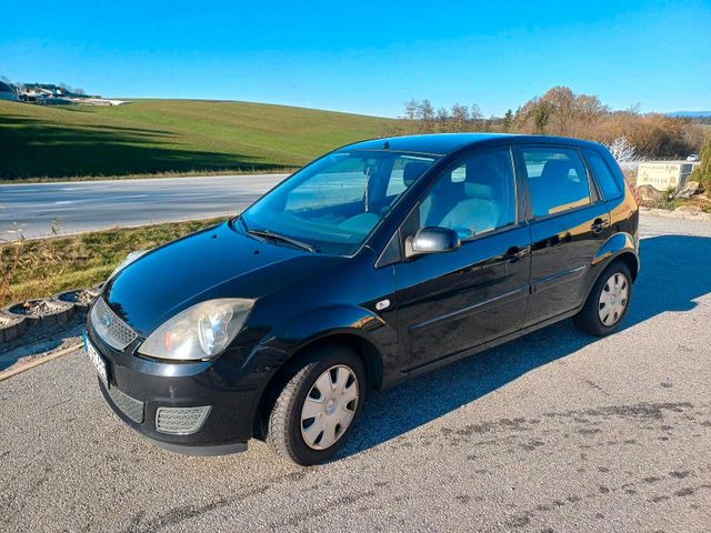 Ford Fiesta mit Sommerreifen auf Alufelgen