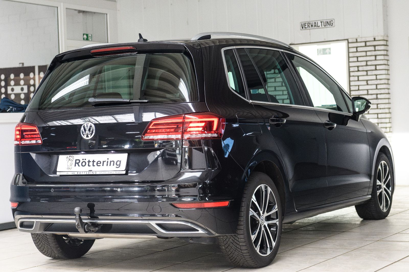 Fahrzeugabbildung Volkswagen Golf Sportsvan VII Highl+AHK+LED+GRA+SHZ+ALUFELG