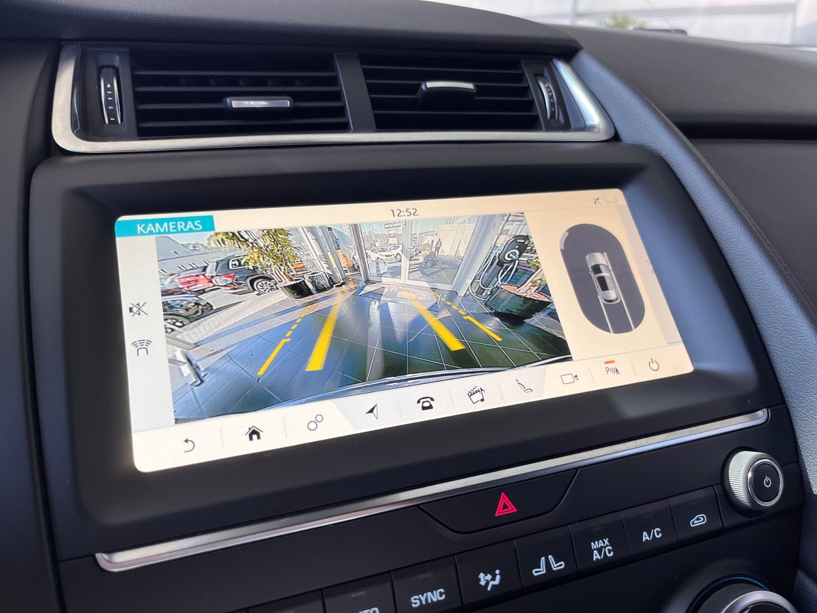 Fahrzeugabbildung Jaguar E-PACE P200 R-Dynamic AWD AHK BLACK PACK ACC