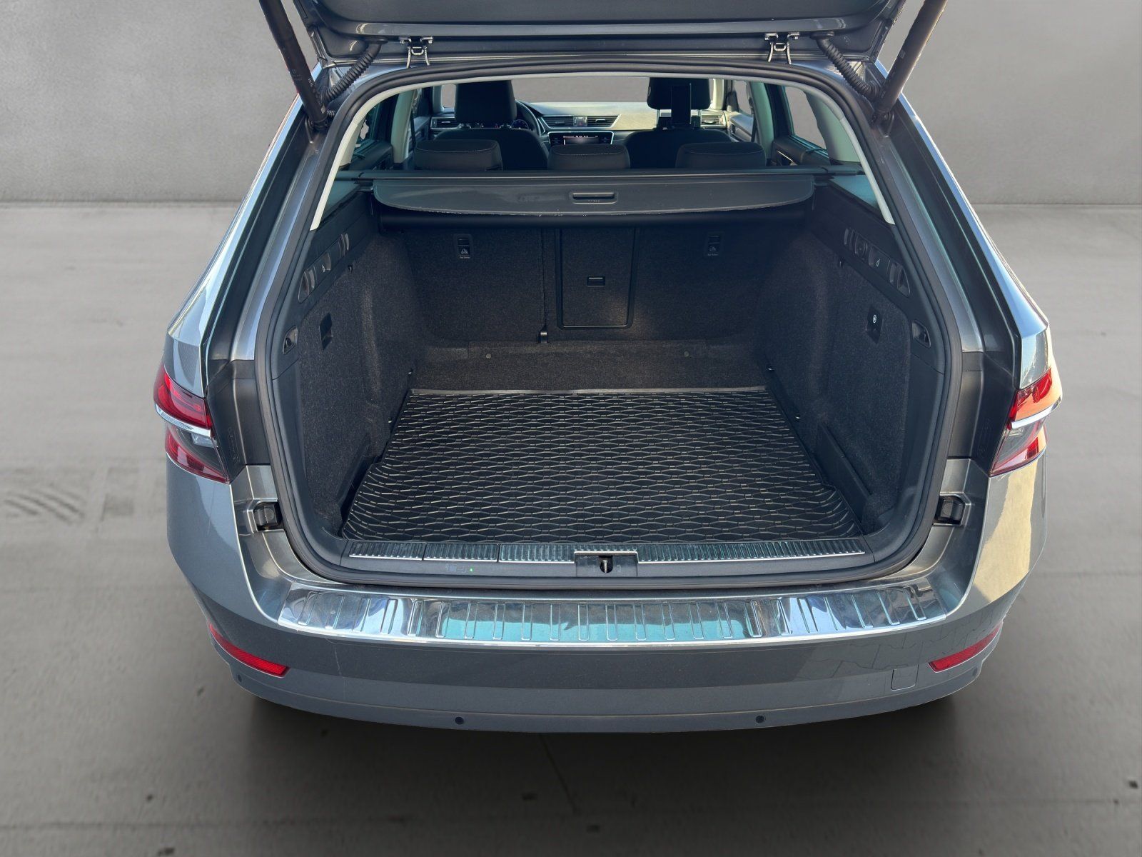 Fahrzeugabbildung SKODA Superb Combi 1.5 TSI DSG Style/AHK/KAMERA/ACC/