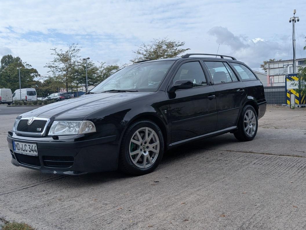Skoda Octavia 2004 — rear view
